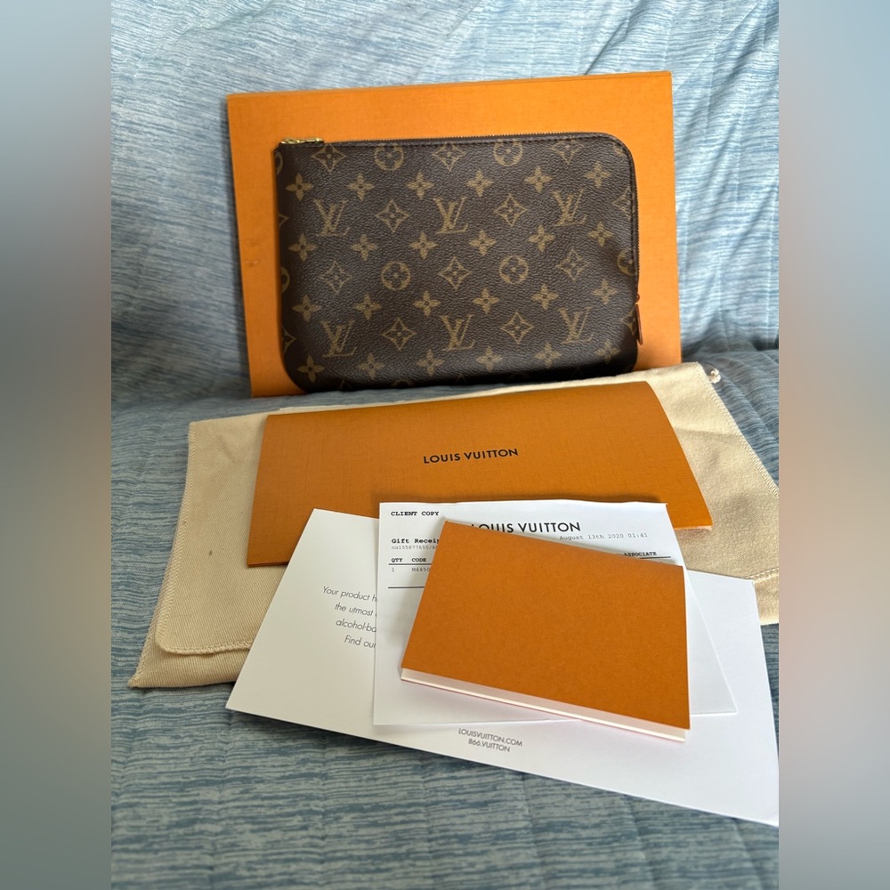 Louis Vuitton voyager pm pouch